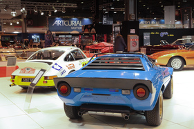 Lancia Stratos (1976) - neben einem Porsche Carrera RS bei einem Händler - Rétromobile 2015
