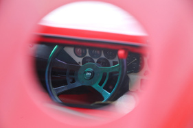 Lancia Stratos HF Stradale (1975) - Blick ins Innere durch eine Öffnung an der hinteren Klappe