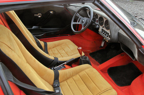Lancia Stratos HF Stradale (1975) - die Radhäuser ragen weit in den Fahrgastraum