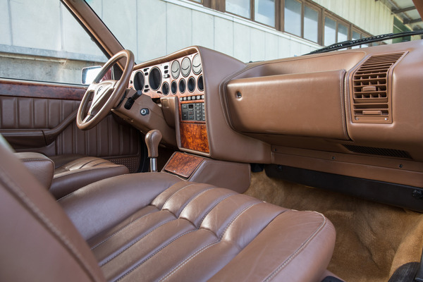 Lancia Thema 8.32 (1989) - Leder, hochfloorige Teppiche und Wurzelholz verströmen Wohnzimmer-Atmosphäre