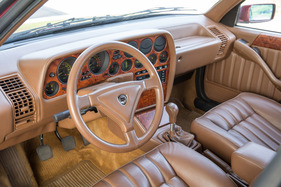 Lancia Thema 8.32 (1989) - Leder und Wurzelholz im Cockpit