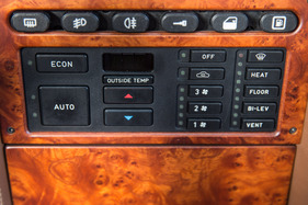 Lancia Thema 8.32 (1989) - automatisch regelnde Klimaanlagen waren in den Achtzigerjahre noch etwas Aussergewöhnliches