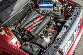 Lancia Thema 8.32 (1989) - der Ferrari-V8 ist quer eingebaut