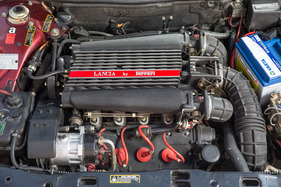 Lancia Thema 8.32 (1989) - immerhin im Motorraum durfte die Verwandschaft mit Ferrari angeschrieben werden