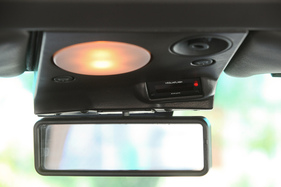 Das Motiv des Kreises setzt sich in der Deckenkonsole fort. Nur die Vegliaflash-Digitaluhr will nicht so ganz passen, ist aber original.