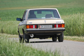 Ein Hauch von Benz im Abgang: Das Heck erinnert an zeitgenössische Stuttgarter Mittelklassemodelle.