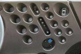 Falls Sie sich jemals nutzlos gefühlt haben: Die oberste Leuchte warnt vor zu heissem Automatiköl. Der Foto-Trevi hat aber ein manuelles Getriebe.