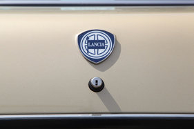 Seit 1911 quasi unverändert: Lanze mit Fahne auf einem Vierspeichen-Lenkrad.