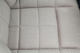 Kleinkariert: Tester kritisierten fehlenden Seitenhalt. Ab 1983 waren daher die Sitze auch längs abgesteppt.