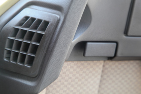 Das Armaturenbrett geht fliessend in die Türen über. Hier der Anschluss für die Lüftungsdüsen.