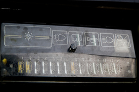 Der Sicherungskasten: Eingegossene Piktogramme machen unmissverständlich klar, welches Relais wofür zuständig ist.