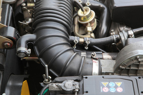 Ansaugluftschlauch mit seltsamem Wurmfortsatz. Wer weiss, was hier einmal angeschlossen war?