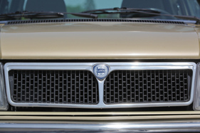 Der typische Lancia-Grill wurde im Laufe der Jahrzehnte immer breiter und niedriger.