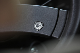 Lancia Trevi 2000 i.e. (1983) - Winziges Lancia-Logo auf dem Zweispeichenlenkrad (1983)