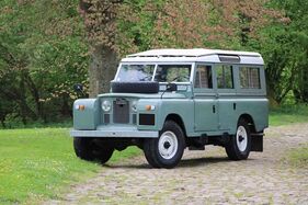 Land Rover 109 Series IIA Station Wagon (1970) - als Lot 161 an der Artcurial-Versteigerung "Garden Party In Saint-Tropez" 2025 (1970)