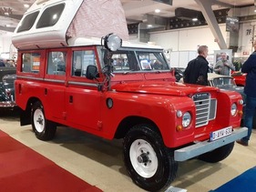 Land Rover 109 Station Wagon (1976) mit Aufstelldach – Classic Car Show Brussels 2022 (1976)