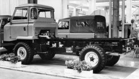 Land-Rover 110 (1968) - mit Frontlenkerkabine und langem Radstand - Genfer Autosalon 1968