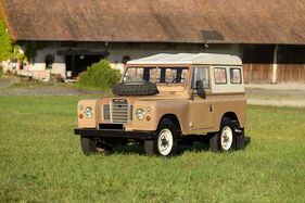 Land Rover 88 Series III (1975) - Lot 055 an der Artcurial Musée Automobile du Château de Vernon Versteigerung 2025