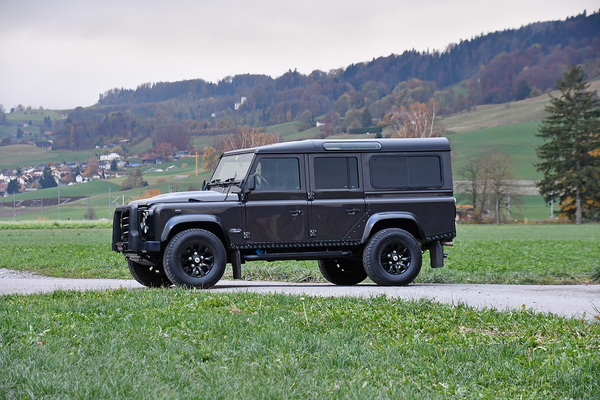 Bild: Land Rover Defender 110 Station Wagon (2012) - als Lot 115 an der "Gstaad Classic Car Auction" der Oldtimer Galerie Toffen am 29 Dezember 2023