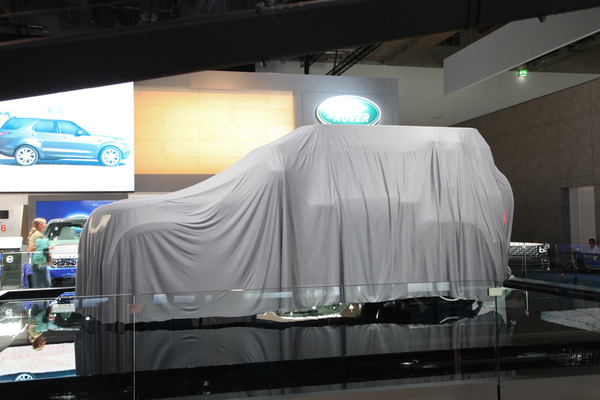 Land Rover Defender (2019) - noch verhüllt vor der Premiere - IAA in Frankfurt 2019