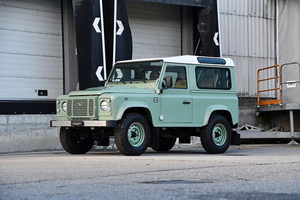 Bild: Land Rover Defender 90 TD4 Heritage (2016) - als Lot 111 an der "Gstaad Classic Car Auction" der Oldtimer Galerie Toffen am 29 Dezember 2023