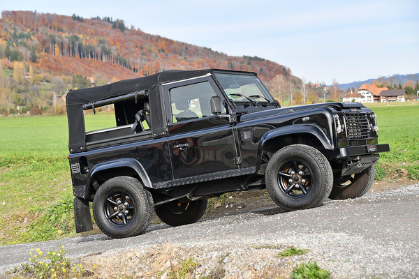 Bild: Land Rover Defender Td5 SoftTop (2006) - als Lot 105 an der Versteigerung der Oldtimer Galerie in Gstaad am 29. Dezember 2022