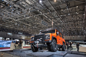 Bild Land Rover Defender - im Lichtermehr - auf dem Genfer Automobilsalon 2015