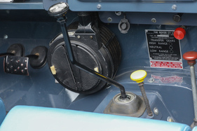 Land Rover Serie I 86 (1955) - das Getriebe schaltet sich exakt, der Hebel mit dem gelben Knopf ist für das Zu- und Abschlaten des Allradantriebs zuständig