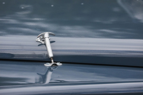 Land Rover Serie I 86 (1955) - die Haube wird von massiv gebauten Haltern in Postion gebracht (1955)