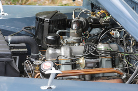 Land Rover Serie I 86 (1955) - ein Fallstromvergaser versorgt den längs eingebauten Motor mit Gemisch (1955)