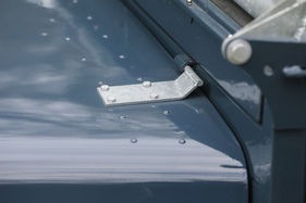 Land Rover Serie I 86 (1955) - einfach gestaltete Scharniere bei der Motorhaube (1955)