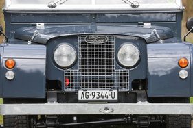 Land Rover Serie I 86 (1955) - frühe Versionen haben die Scheinwerer noch in der Mitte