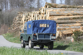 Land Rover Serie I 86 (1955) - mit Verdeck ist die Rundumsicht deutlich eingeschränkt
