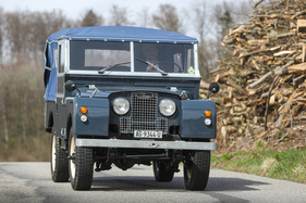 Land Rover Serie I 86 (1955) - mit nicht ganz 1,6 Metern Breite kommt er überall durch