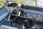 Bild: Land Rover Serie I 86 (1955) - stehende Pedale und ein Lenkrad mit dünnem Kranz