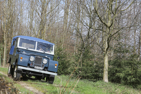 Land Rover Serie I 86 (1955) - verträgt auch massige Schräglagen