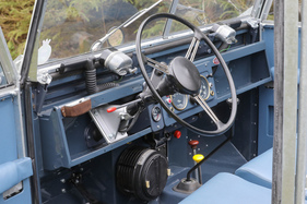 Land Rover Serie I 86 (1955) - viel unverkleidetes Blech im Innern