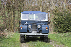 Land Rover Serie I 86 (1955) - von vorne blickt man direkt auf die Starrachse