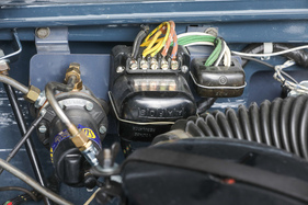 Land Rover Serie I 86 (1955) - zeitgemässe Elektrik, 12 Volt hatte er von Anfang an