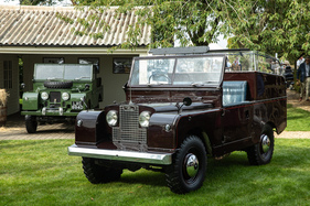 Land Rover Series I vorne in der State Review hinten für Balmoral Castle – an der Goodwood Revival Parade Land Rover Series I vorne in der State Review hinten für Balmoral Castle – an der Goodwood Revival Parade
