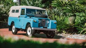 Land Rover Séries II 109 pick-up (1988) - als Lot 105 an der Artcurial-Versteigerung "Garden Party In Saint-Tropez" 2025 Land Rover Séries II 109 pick-up (1988) - als Lot 105 an der Artcurial-Versteigerung "Garden Party In Saint-Tropez" 2025