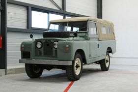 Land Rover Series IIA 109 (LWB) Pick-Up bâché (1963) - angeboten als Lot 219 an der Artcurial Monaco Versteigerung am 19. Juli 2021