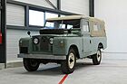 Land Rover Series IIA 109 (LWB) Pick-Up bâché (1963) - angeboten als Lot 219 an der Artcurial Monaco Versteigerung am 19. Juli 2021