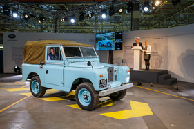 Land Rover Series IIA 88" Buick V8 (1967) - bei der Feier des letzten Land Rover Defender in Solihull (1967)