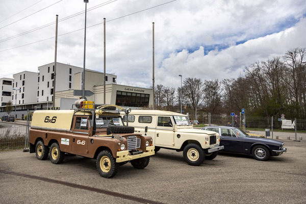 Land Rover Series III (1979) – mit sechs und vier Rädern, vier und acht Zylindern neben einem Jaguar XJ 6 – Swiss RetroMecanika 2023