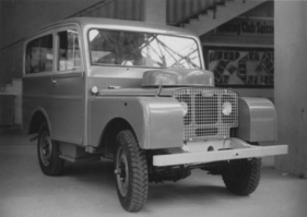 Land Rover Station Wagon (1949) - als Siebenplätzer mit komfortablerem Aufbau am Genfer Auto Salon 1949