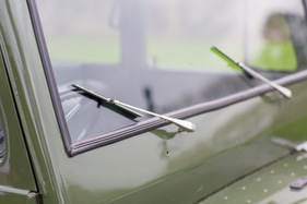 Land Rover Station Wagon Tickford (1950) - die Scheibenwischer, gedacht für die kleinere geteilte Scheibe der Normalversion, bestreichen nur einen kleinen Teil der Windschutzscheibe