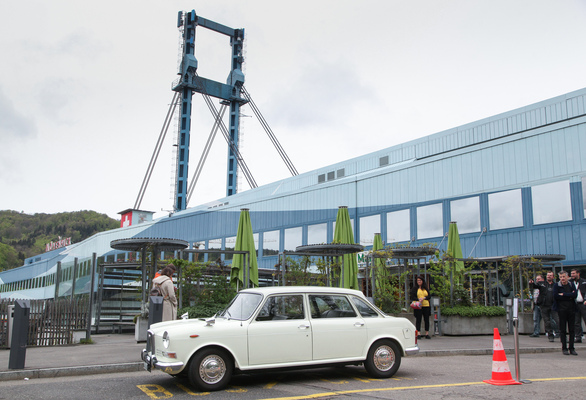 "Landkrabbe" vor dem "Fressbalken" - hätte so auch vor 50 Jahren fotografiert werden können - Oldtimertreffen 50 Jahre Autobahnraststätte Würenlos 2022