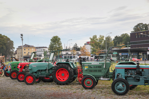 Landwirtschaftsfahrzeuge in einer Sonderschau vor den Hallen - Swiss Classic World Luzern 2021