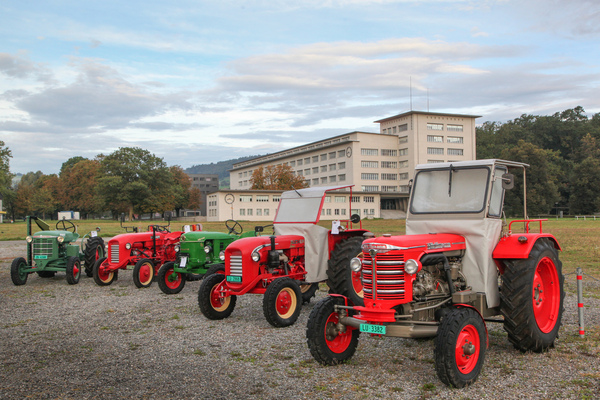 Landwirtschaftsfahrzeuge in einer Sonderschau vor den Hallen - Swiss Classic World Luzern 2021